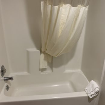 La Quinta Inn by Wyndham Bend - This is how I'm welcomed to my room, with a shower curtain drying out. - Hotels Near Me - Bend, Oregon La Quinta Inn by Wyndham Bend - This is how I'm welcomed to my room, with a shower curtain drying out. - Hotels Near Me - Bend, Oregon