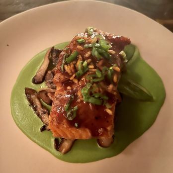 The Bungalow Kitchen - Salmón with mushrooms - New American Near Me - Tiburon, California The Bungalow Kitchen - Salmón with mushrooms - New American Near Me - Tiburon, California