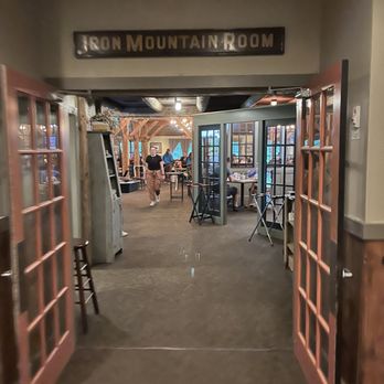 Red Fox Bar & Grille - Iron mountain seating - American Near Me - Jackson, New Hampshire