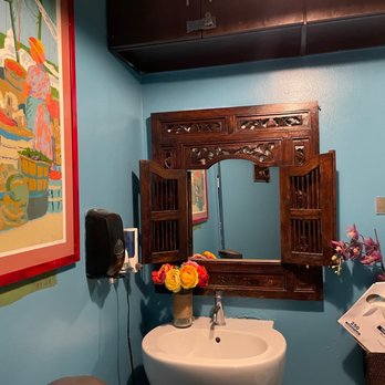 Grill 21 - 1 single bathroom - Filipino Near Me - New York, New York