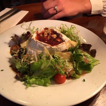 La Coïncidence - Starter: Camembert in honey over a salat - French Near Me - Paris, 75 La Coïncidence - Starter: Camembert in honey over a salat - French Near Me - Paris, 75