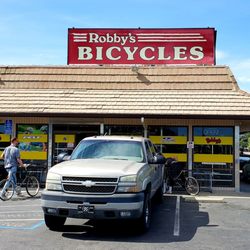 Robby's Bicycle Shop - Front entrance.  Plenty of parking which is fantastic!