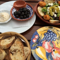 Vinho Do Porto - Vorspeisen .. Alioli mit Oliven und gerösteten Brot und frittierte Krebsfleisch Kroketten und Salat .. leckerrrr