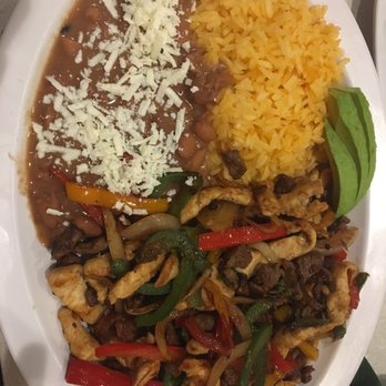 México Lindo - Chicken and steak mixed fajitas - Mexican Near Me - Philadelphia, Pennsylvania