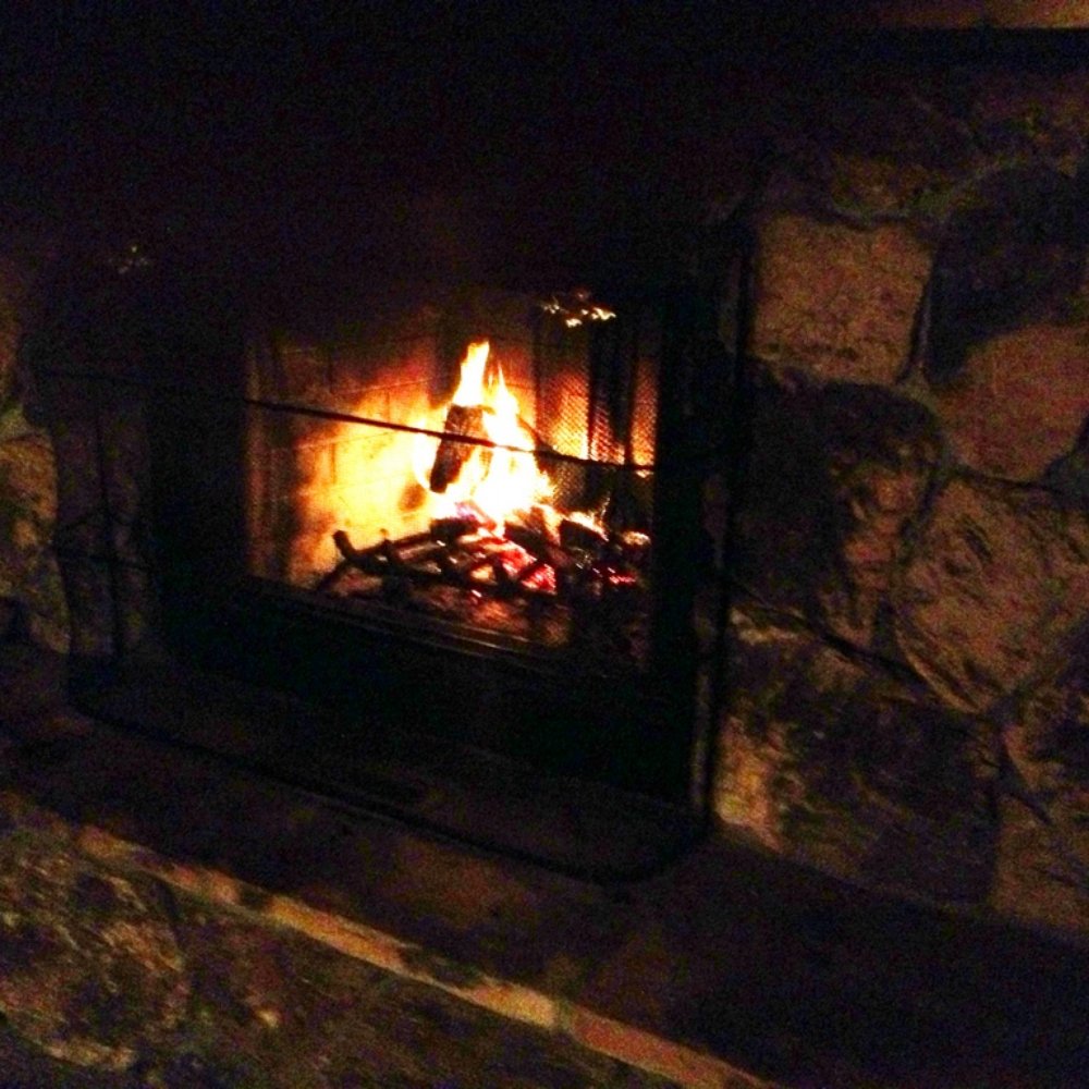 Ireland's Rustic Lodges - Lovely rock fireplaces with provided firewood - Hotels Near Me - Gold Beach, Oregon Ireland's Rustic Lodges - Lovely rock fireplaces with provided firewood - Hotels Near Me - Gold Beach, Oregon