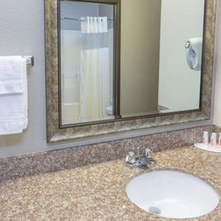 Days Inn by Wyndham Galliano LA - Guest room bath