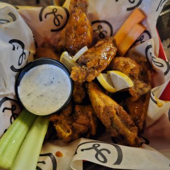 Lucy Cooper's Ice House - Wings - Bars Near Me - San Antonio, Texas