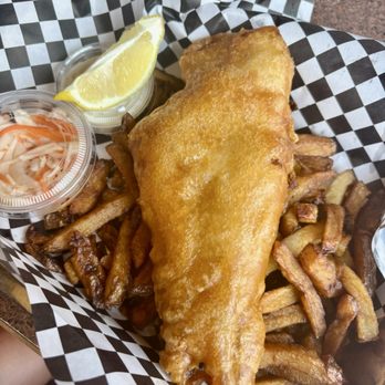 Cunninghams Pub - Fish & chips - really light weight batter with a nice tartar sauce. - Irish Pub Near Me - Sainte-Anne-de-Bellevue, Quebec