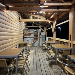 Big Kahunas Smokehouse - Outdoor seating