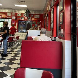 Hot Rod's Diner - Some seating and decor.