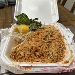 Koo's Kitchen - Chicken Pad Thai