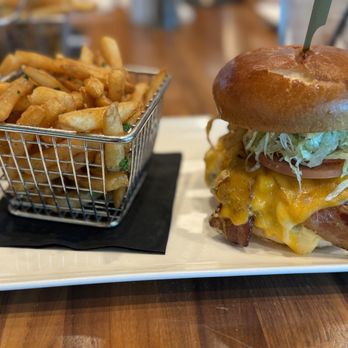 Guy Fieri's Foxwoods Kitchen & Bar - Bacon Mac'n'cheese burger and garlic fries - American Near Me - Mashantucket, Connecticut