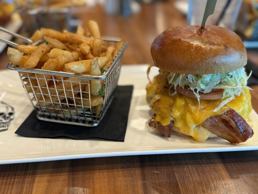 Guy Fieri's Foxwoods Kitchen & Bar by null