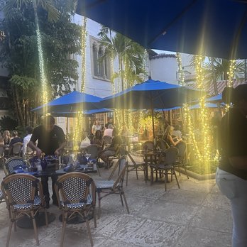 Pizza Al Fresco - Outdoor setting - Pizza Near Me - Palm Beach, Florida Pizza Al Fresco - Outdoor setting - Pizza Near Me - Palm Beach, Florida