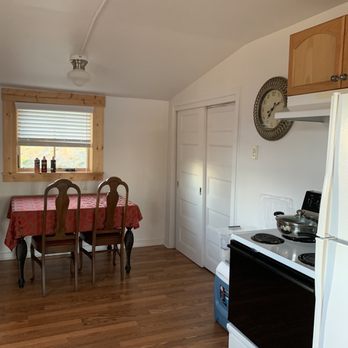 Fort Worden - Kitchen / dining area @ BV cottage - Hotels Near Me - Port Townsend, Washington