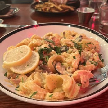 Sharps Roasthouse - Salmón pasta - American Near Me - SeaTac, Washington Sharps Roasthouse - Salmón pasta - American Near Me - SeaTac, Washington