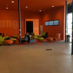Cinéville - Le coin lounge, pour la détente. En arrière plan, un espace où l'on peut découvrir les bandes annonces !