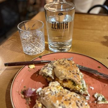 Zenith - Brunch & Cocktails - Bacon and egg bagel - Breakfast & Brunch Near Me - Porto, 13 Zenith - Brunch & Cocktails - Bacon and egg bagel - Breakfast & Brunch Near Me - Porto, 13