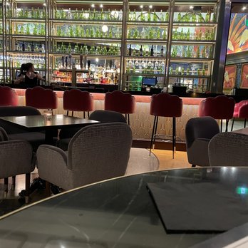 Lucky's - Bar area - Cocktail Bars Near Me - Niagara Falls, Ontario