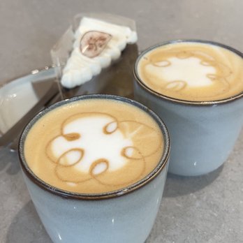Nīzu Cafe - Miso caramel latte & hojicha basque cheesecake - Cafes Near Me - Vancouver, British Columbia