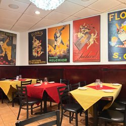 Presto's Pizza - Seating