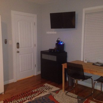 Swamp Rabbit Inn - Tv and coffee maker. - Bed & Breakfast Near Me - Greenville, South Carolina