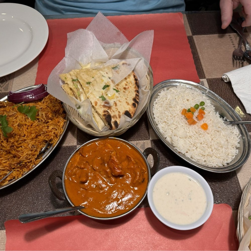 Himalayan Yeti - Lamb Biryani Butter Chicken Garlic Cheese Naan - Indian Near Me - St. Louis, Missouri