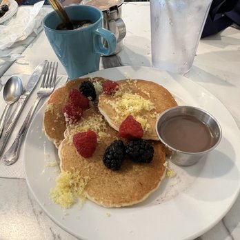 Zakes Cafe - Pad Thai & blueberry pancakes - New American Near Me - Fort Washington, Pennsylvania