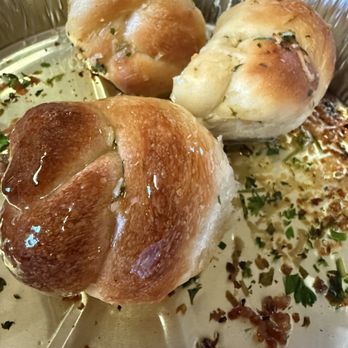 Italia Pizza Cafe - Garlic knots. 6 in an order. Even though only 3 pictured here. - Pizza Near Me - Southaven, Mississippi Italia Pizza Cafe - Garlic knots. 6 in an order. Even though only 3 pictured here. - Pizza Near Me - Southaven, Mississippi