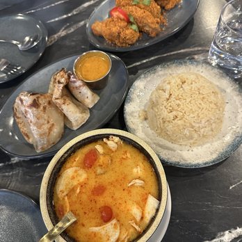 Kiin Di - Chili Lime Wings, Ginger Rice, Tom Yum, Roti. - Food Trucks Near Me - Austin, Texas Kiin Di - Chili Lime Wings, Ginger Rice, Tom Yum, Roti. - Food Trucks Near Me - Austin, Texas