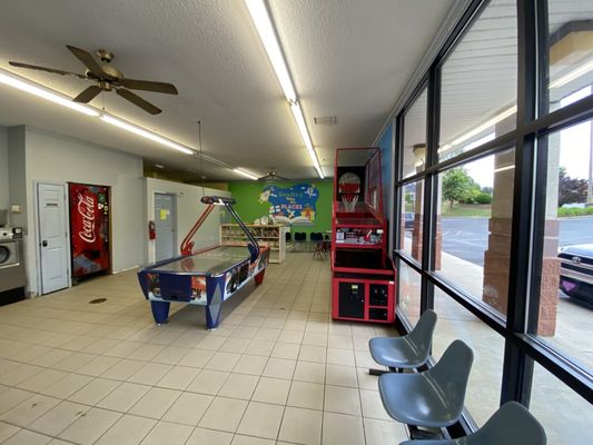 Family Coin Laundry, 130 Vandiver Dr, Lincolnton, NC 28092, US