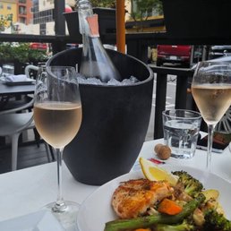 Grilled salmon with vegetables and wine Grilled salmon with vegetables and wine