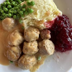 IKEA Gentofte - Meatballs w/mashed potatoes, gravy and lingonberry jam