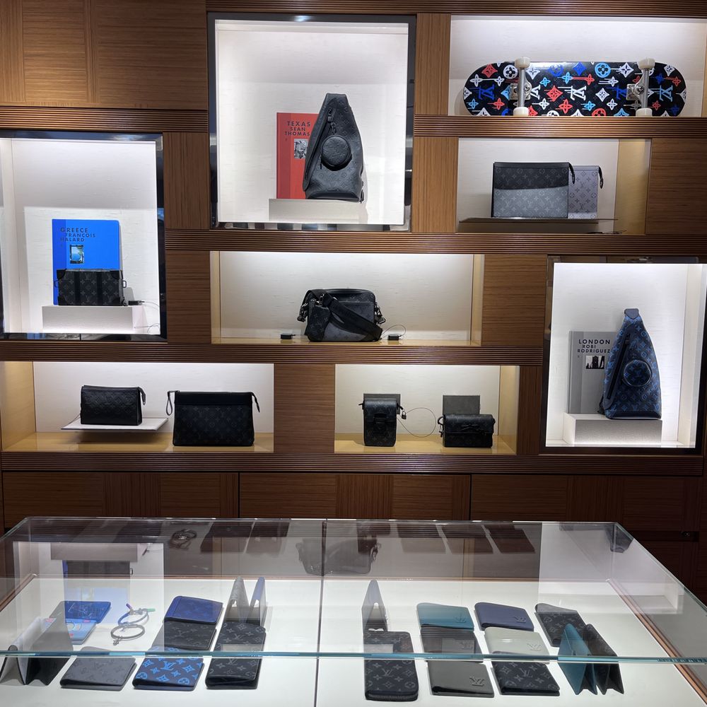 Louis Vuitton Honolulu Ala Moana Center - Accessories Near Me - Honolulu, Hawaii