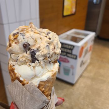 Jeni's Splendid Ice Creams - Waffle Cone - 5 candy bar and Almond Brittle - Ice Cream & Frozen Yogurt Near Me - Chicago, Illinois Jeni's Splendid Ice Creams - Waffle Cone - 5 candy bar and Almond Brittle - Ice Cream & Frozen Yogurt Near Me - Chicago, Illinois