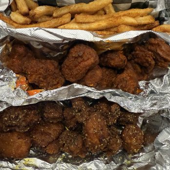 O Town - 15-25 Pieces Boneless Wings Combo Lemon pepper on bottom and hot in middle - Chicken Wings Near Me - Orlando, Florida O Town - 15-25 Pieces Boneless Wings Combo Lemon pepper on bottom and hot in middle - Chicken Wings Near Me - Orlando, Florida