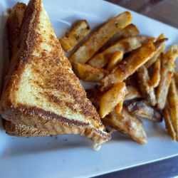 Plumas Pines Bar & Grill - Grilled cheese with French Fries