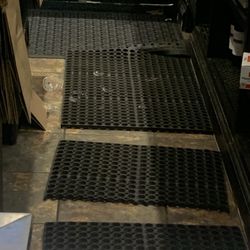Mamma Mia's Marshfield - Broken glass that remained on the floor for over 30 minutes - one extremely busy bartender who no one ever came to help.