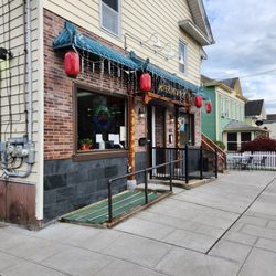 Peking Wok - Unassuming front that hides an amazing scene inside.