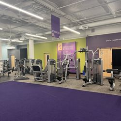 Anytime Fitness - Machine squats