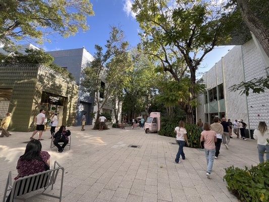 Paradise Plaza by null