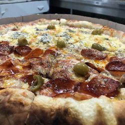 São Paulo Pizzas - Pepperoni e 4 queijos.  Pepperoni and four Cheese.