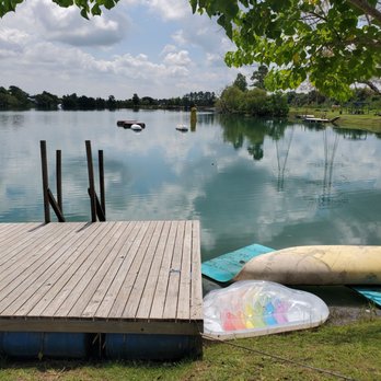 Twin Lake Scuba Park - Good day for SUP - Campgrounds Near Me - Manvel, Texas