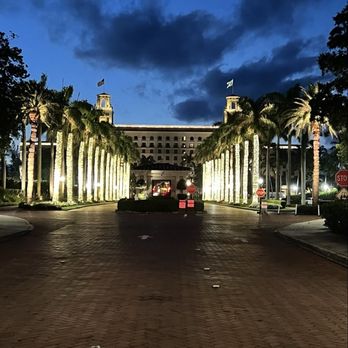 The Breakers - 5月18日2025年　夜明け前　正面に門番所 - Hotels Near Me - Palm Beach, Florida