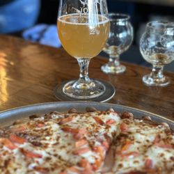 Vis Major Brewing Co. - Pizza and beer