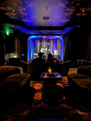 Easy's Cocktail Lounge by null