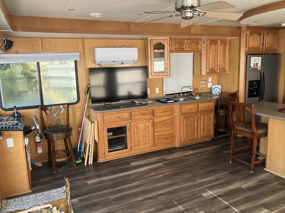 Florida Houseboat Vacations Logo