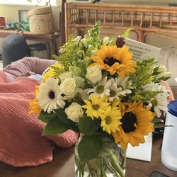 Barone's Flowers - Beautiful and full sunflower arrangement !