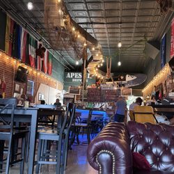 Ape Ship Brewing - Cozy couch, great atmosphere for a beer with friends.
