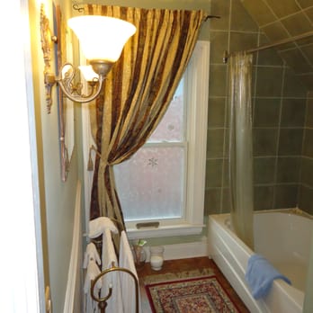 Absolute Elegance - Relax in the Orchard Rooms Jacuzzi tub - Bed & Breakfast Near Me - Niagara Falls, Ontario